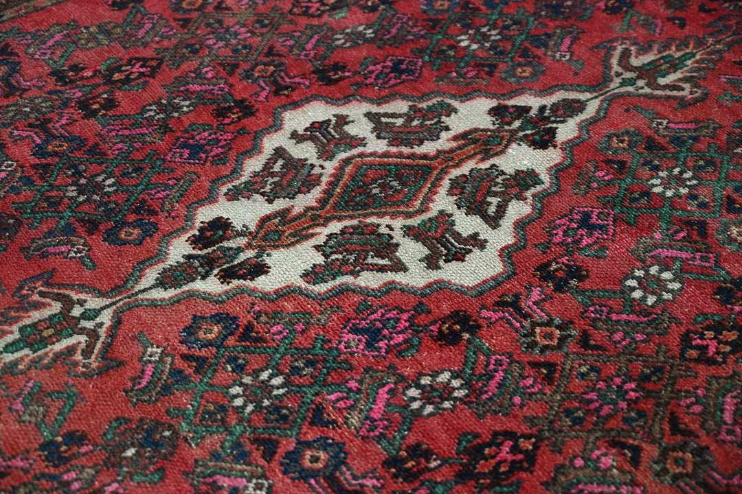 red Large rug 6' 8" x 10' 0"