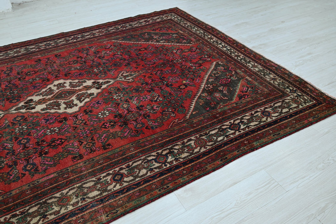 red Large rug 6' 8" x 10' 0"
