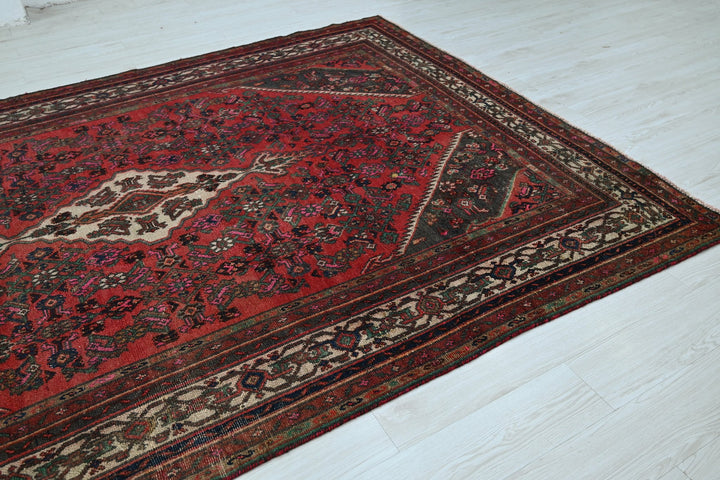 red Large rug 6' 8" x 10' 0"