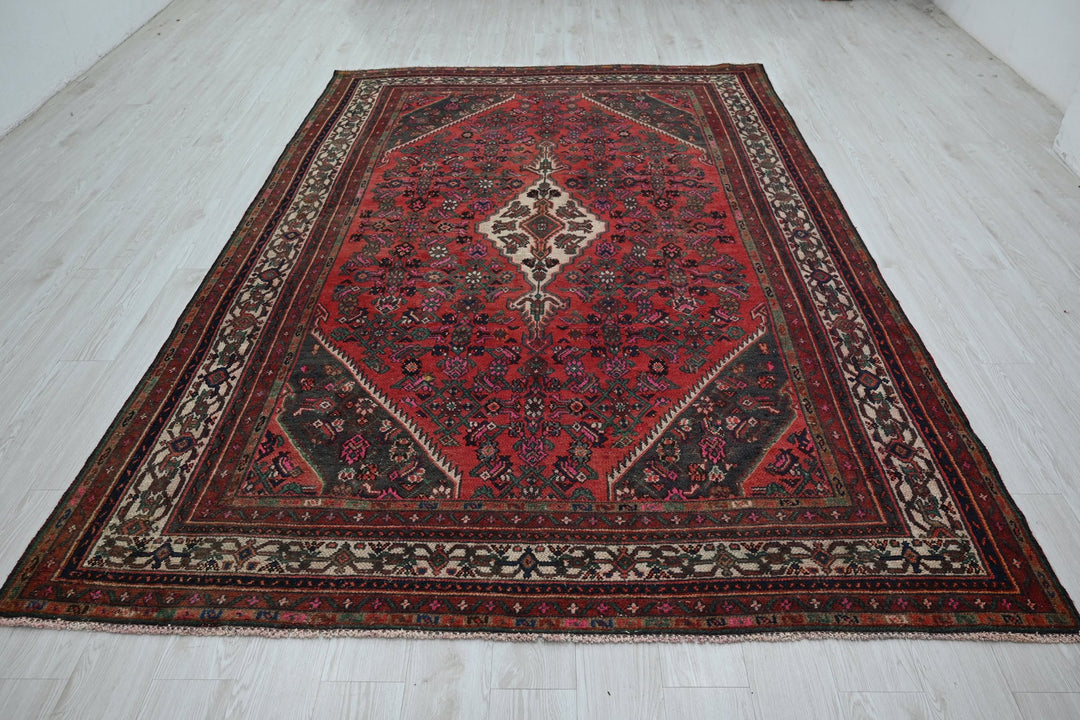 red Large rug 6' 8" x 10' 0"