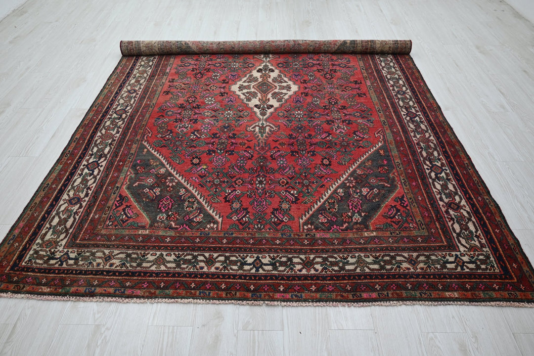 red Large rug 6' 8" x 10' 0"