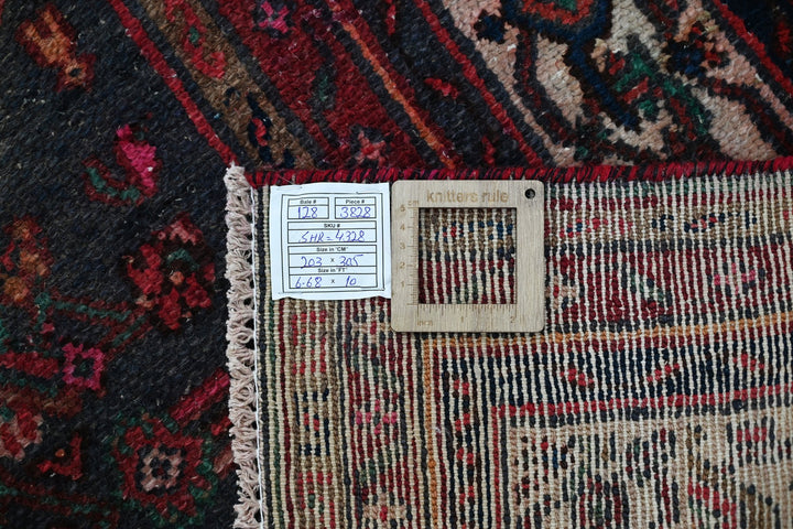 red Large rug 6' 8" x 10' 0"