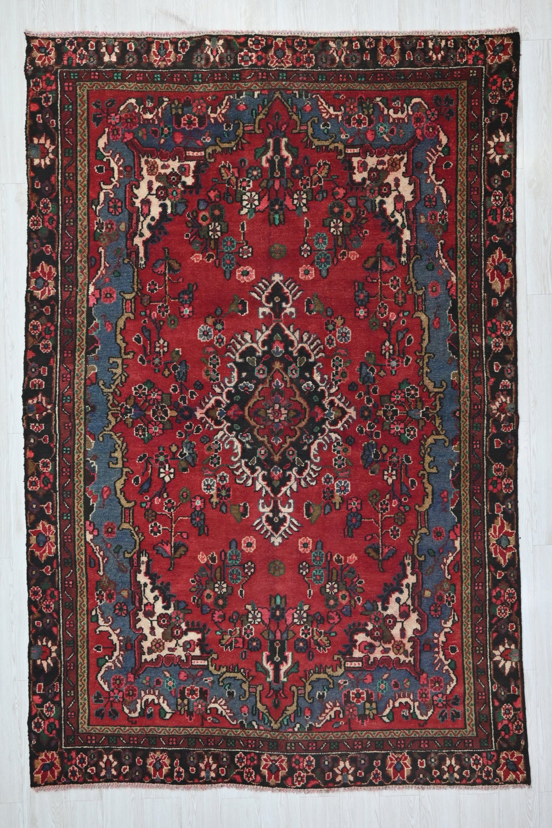 red Medium rug 6' 2" x 9' 0"