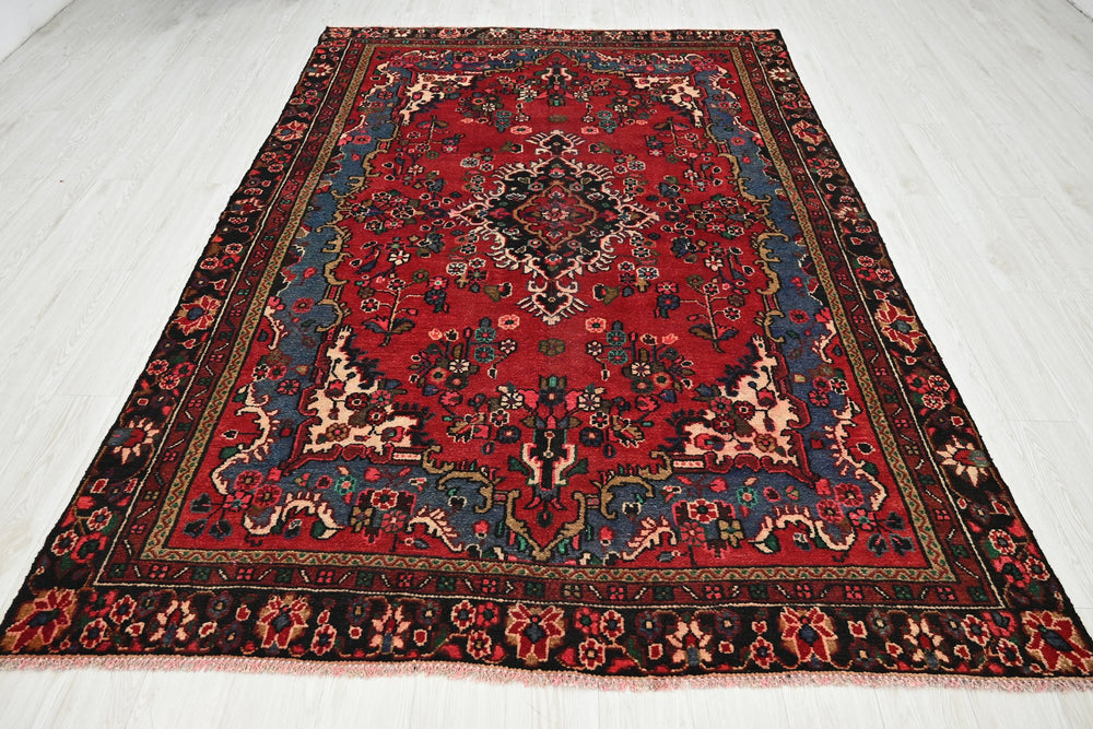 red Medium rug 6' 2" x 9' 0"