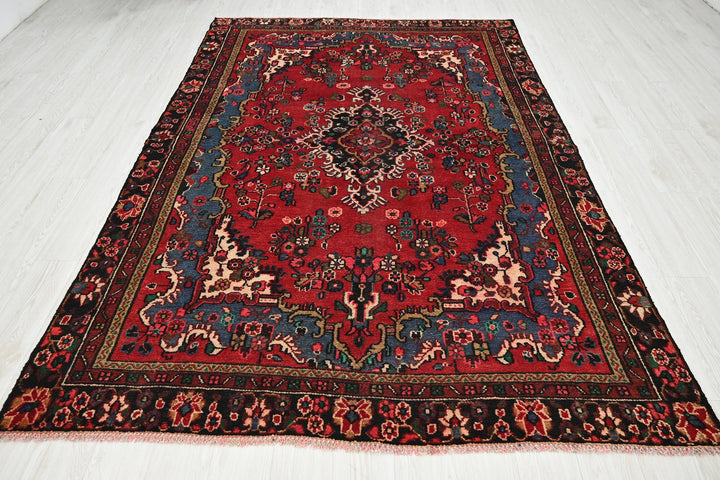 red Medium rug 6' 2" x 9' 0"