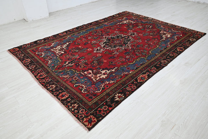red Medium rug 6' 2" x 9' 0"