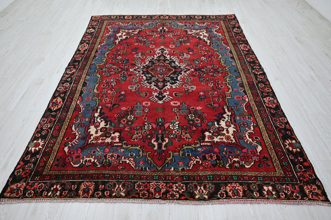 red Medium rug 6' 2" x 9' 0"