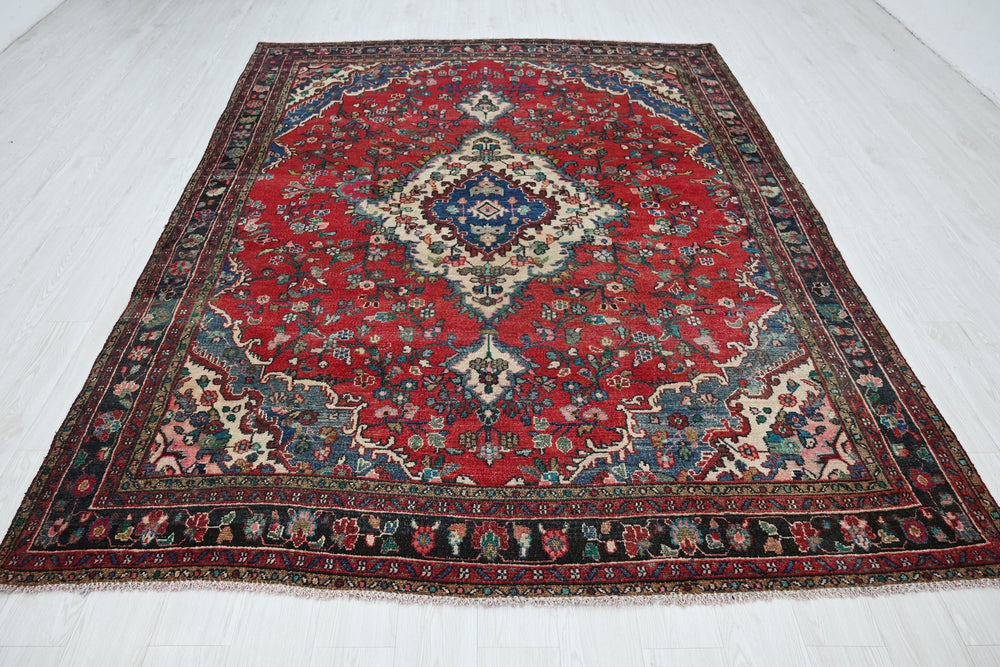 red Large rug 7' 0" x 9' 5"