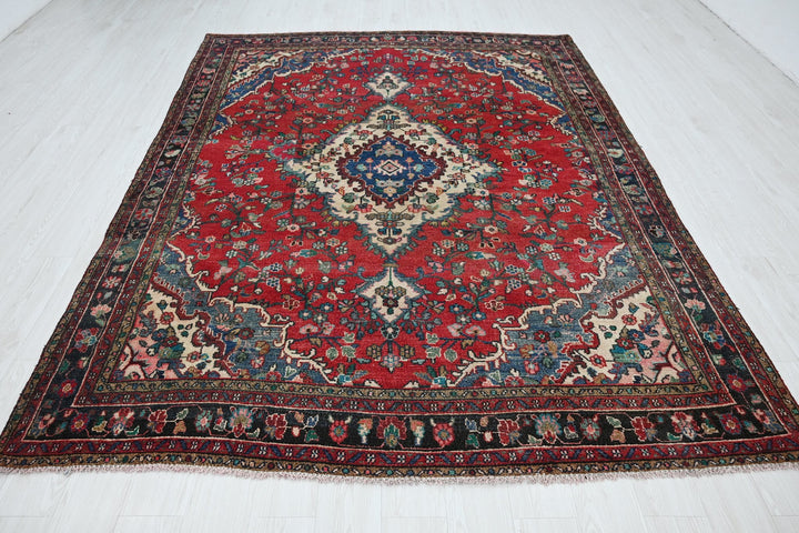 red Large rug 7' 0" x 9' 5"