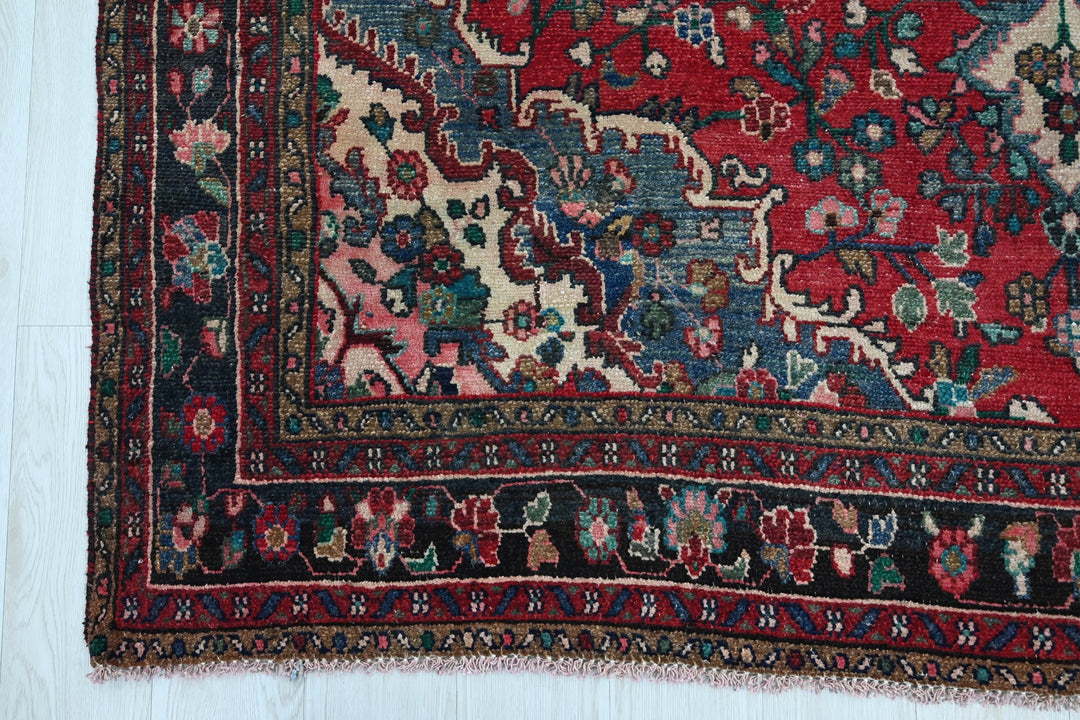 red Large rug 7' 0" x 9' 5"