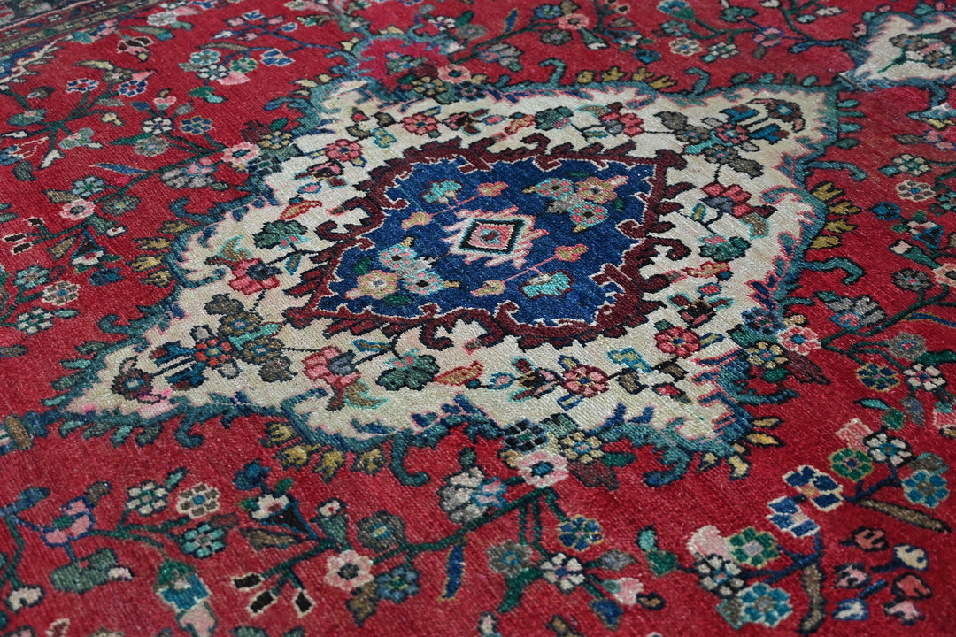 red Large rug 7' 0" x 9' 5"