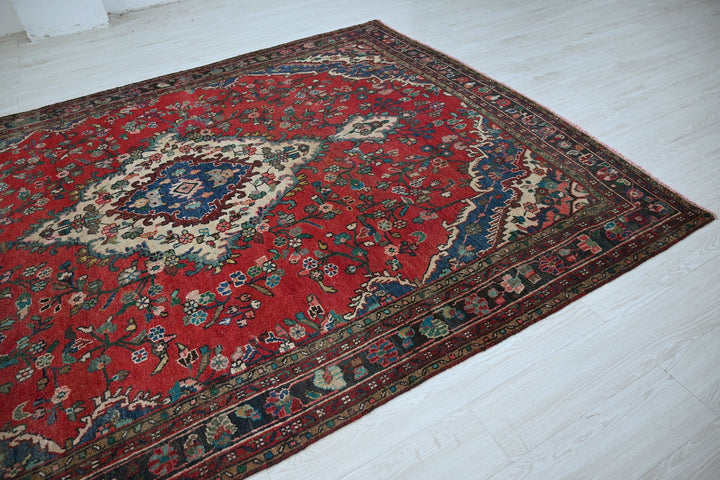 red Large rug 7' 0" x 9' 5"