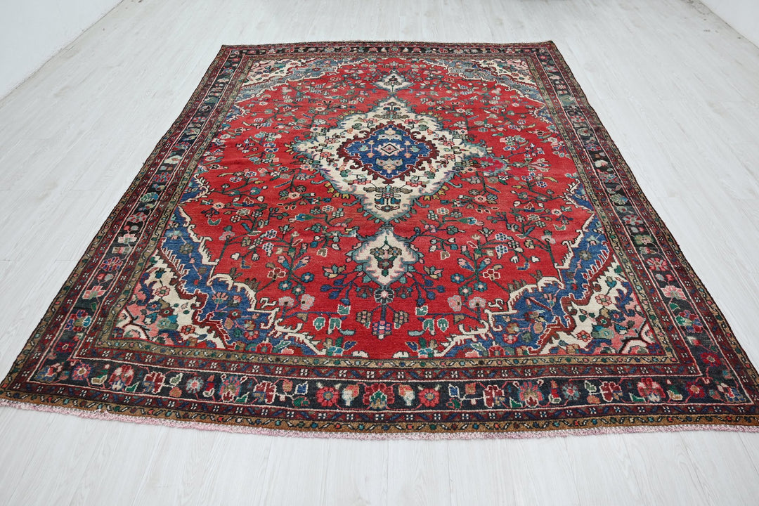 red Large rug 7' 0" x 9' 5"