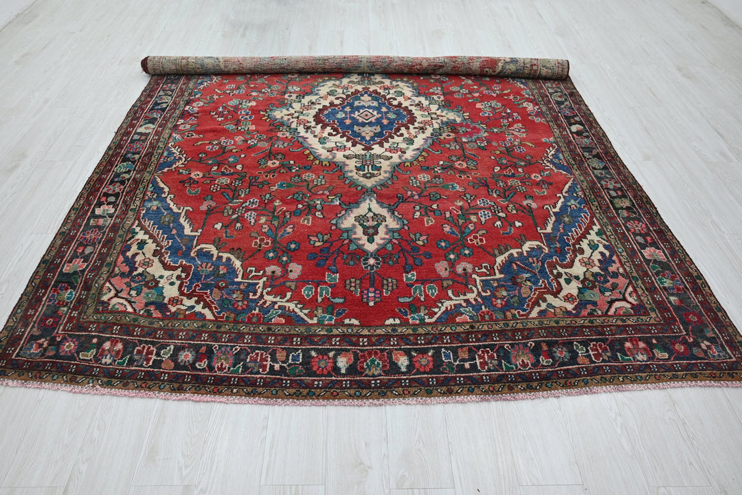 red Large rug 7' 0" x 9' 5"