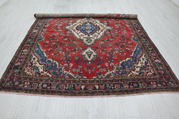 red Large rug 7' 0" x 9' 5"