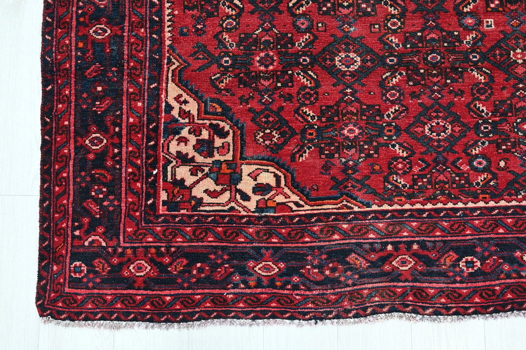 red Large rug 6' 7" x 8' 2"