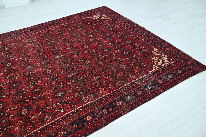 red Large rug 6' 7" x 8' 2"