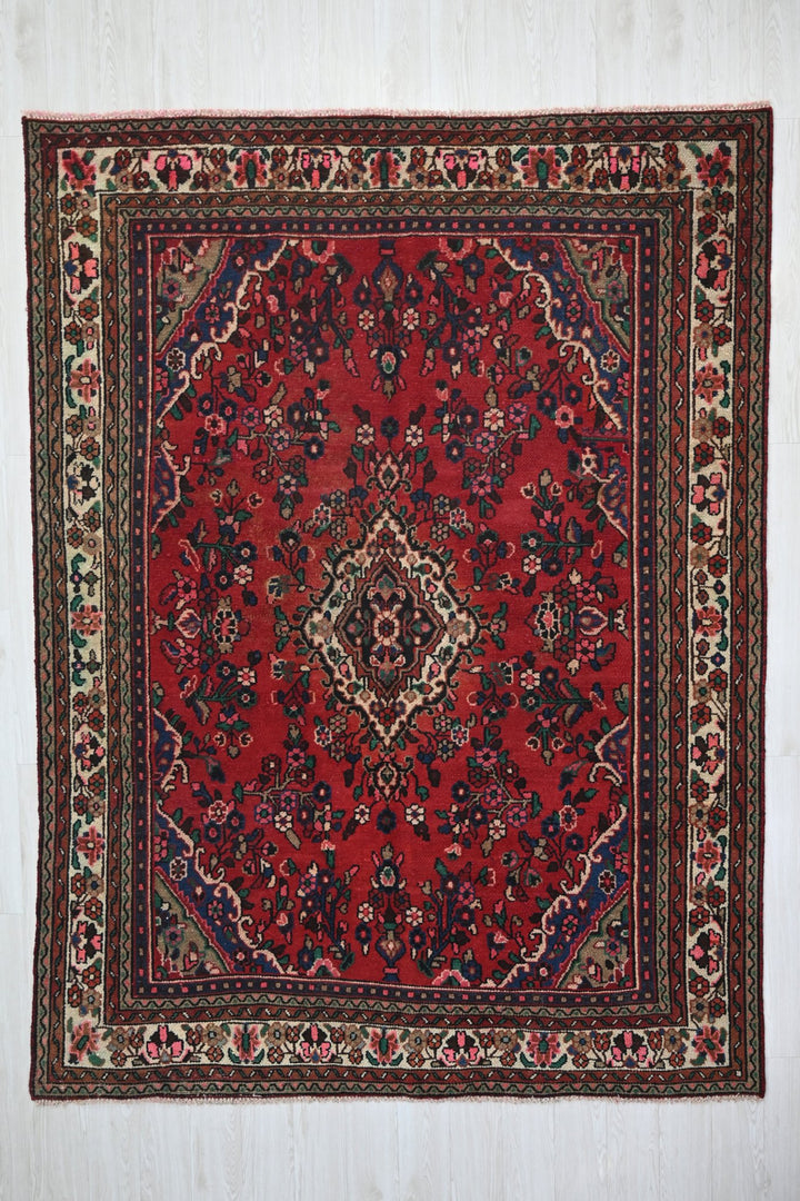 red Large rug 6' 9" x 9' 5"