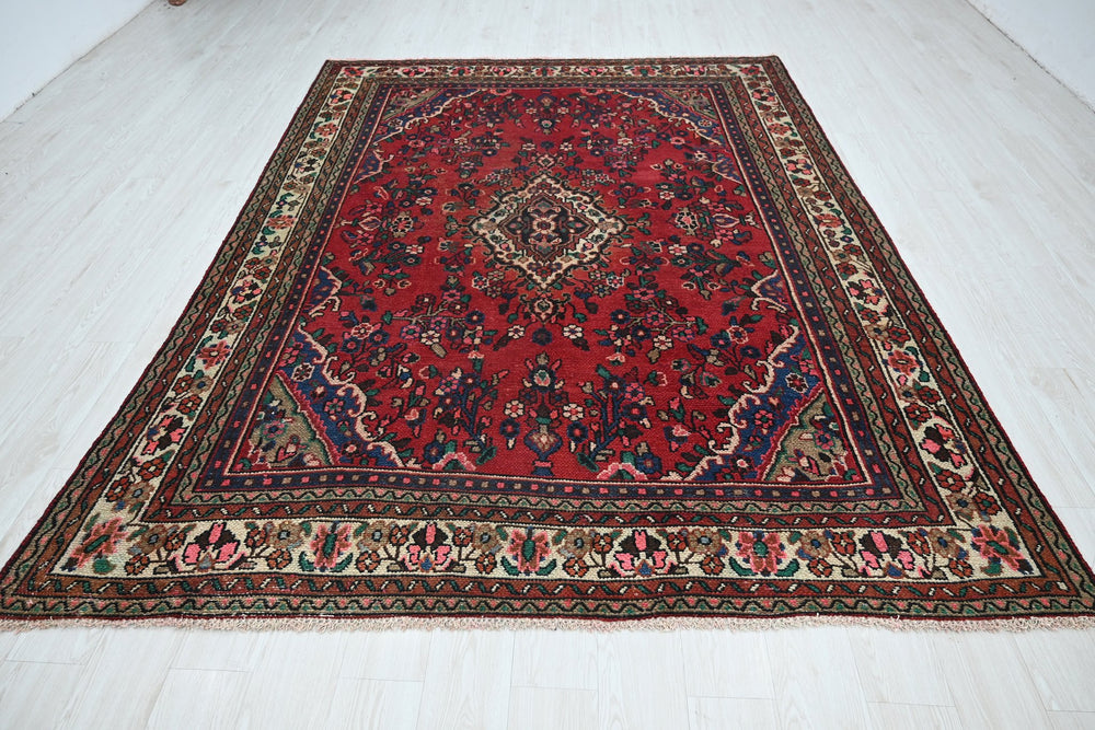 red Large rug 6' 9" x 9' 5"