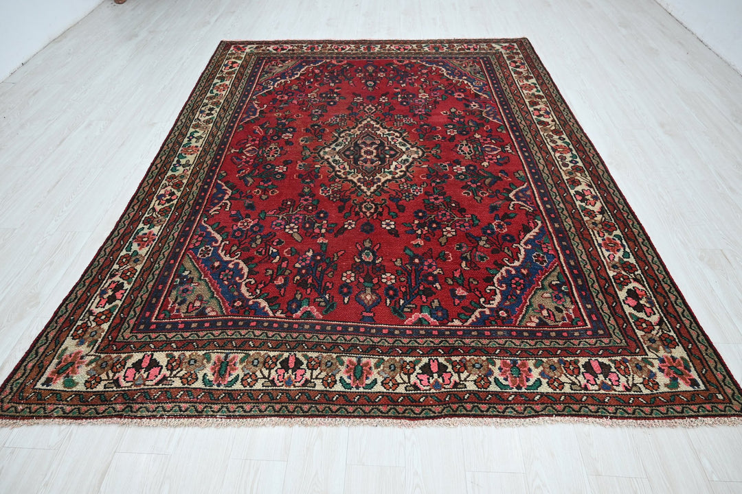 red Large rug 6' 9" x 9' 5"