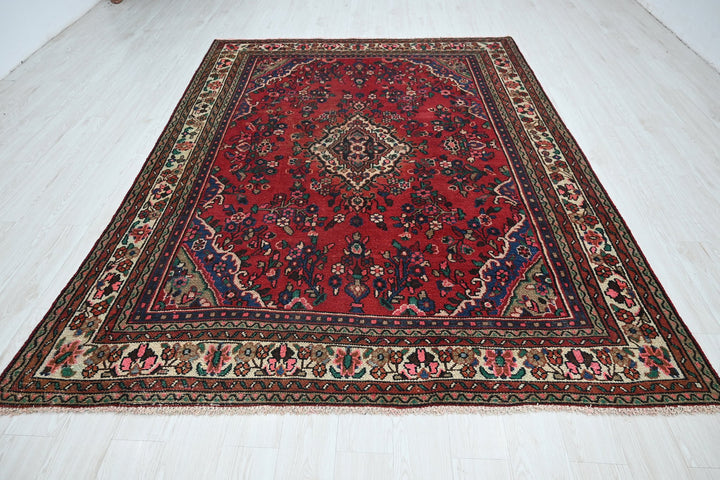 red Large rug 6' 9" x 9' 5"