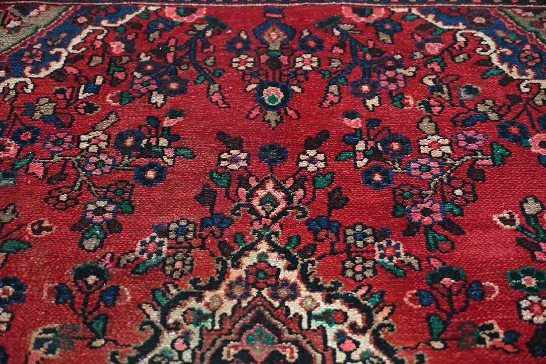 red Large rug 6' 9" x 9' 5"