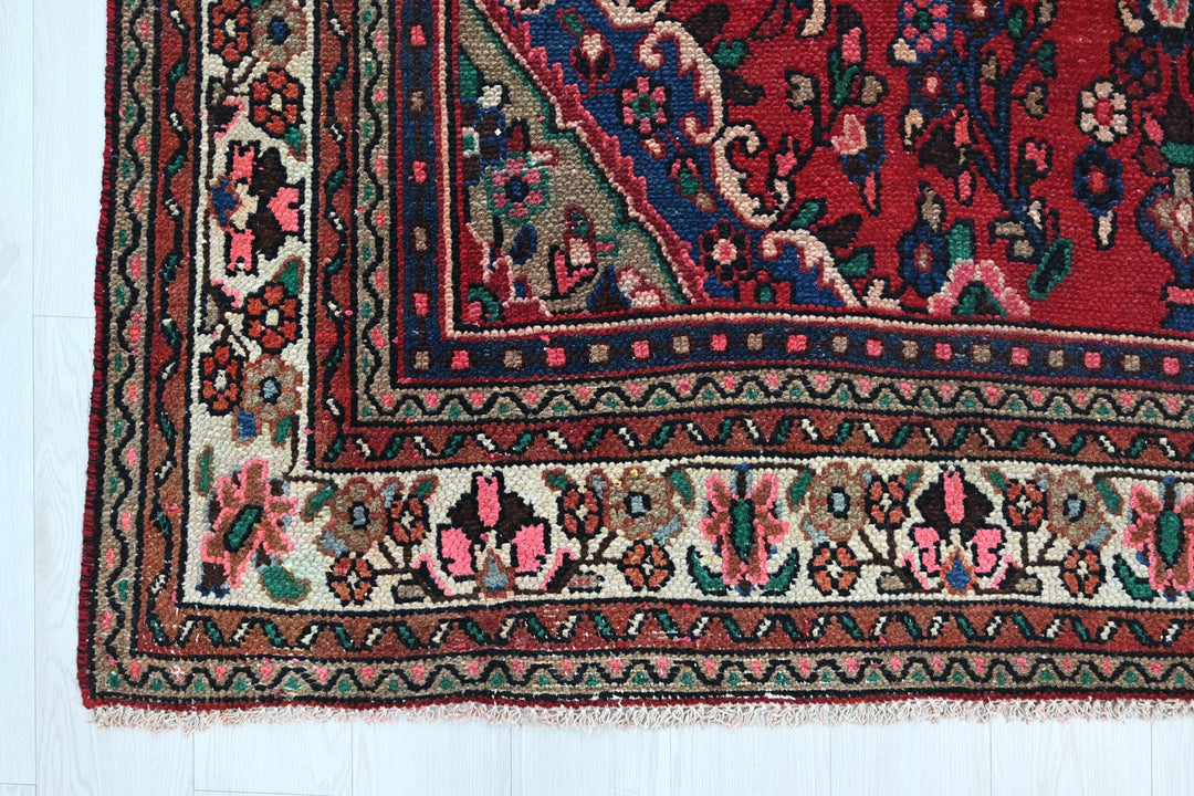 red Large rug 6' 9" x 9' 5"
