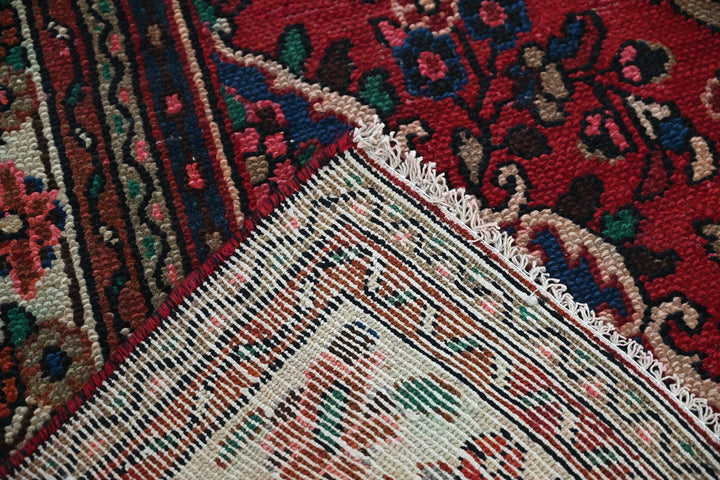 red Large rug 6' 9" x 9' 5"