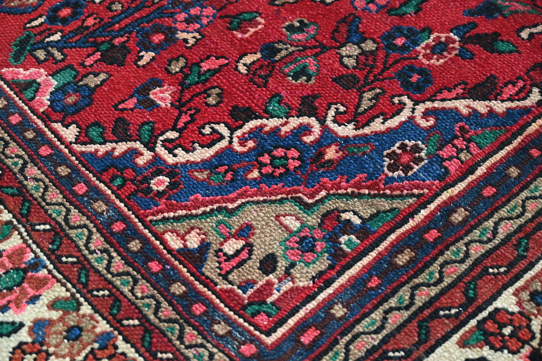 red Large rug 6' 9" x 9' 5"