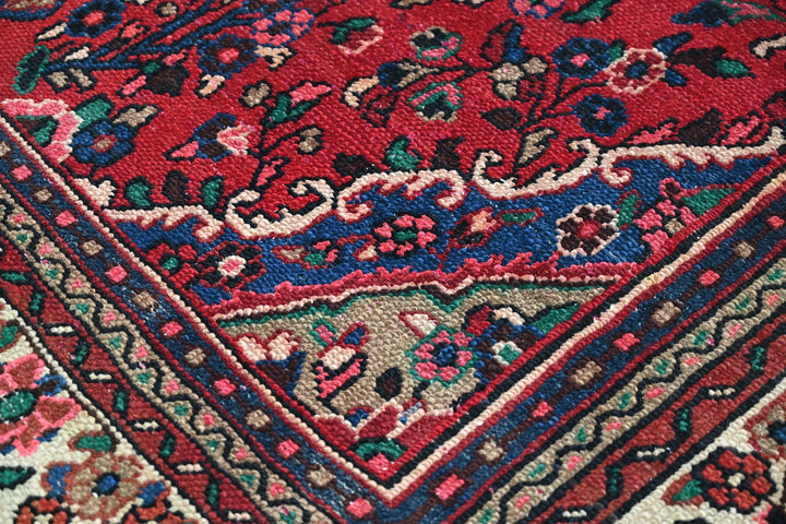 red Large rug 6' 9" x 9' 5"