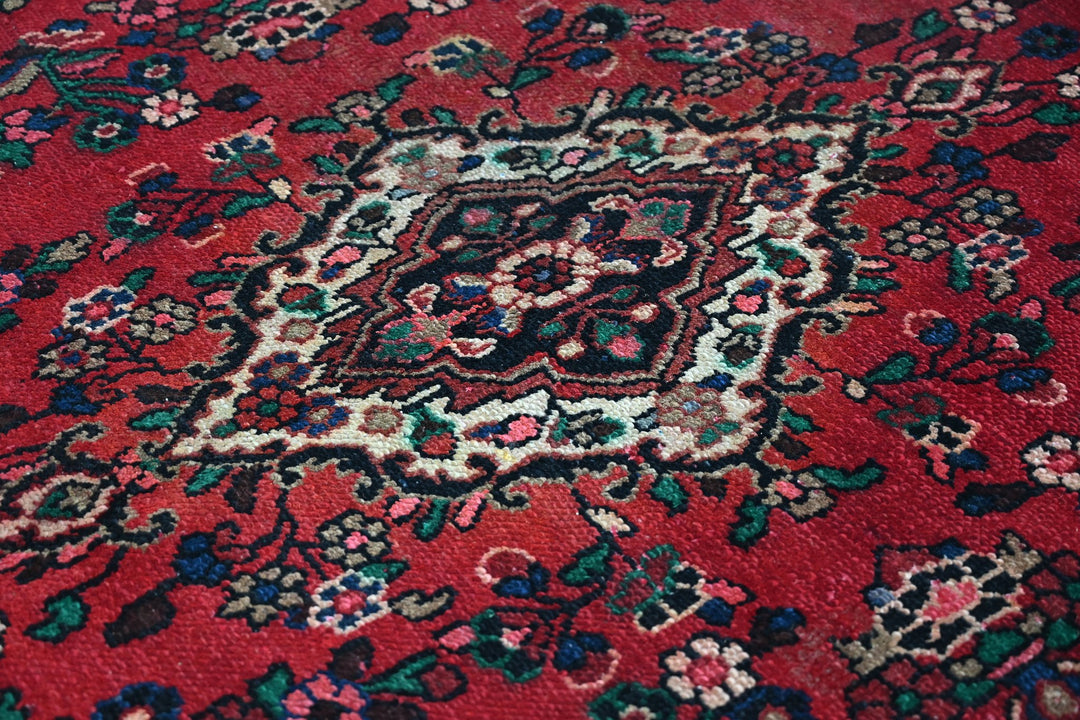 red Large rug 6' 9" x 9' 5"