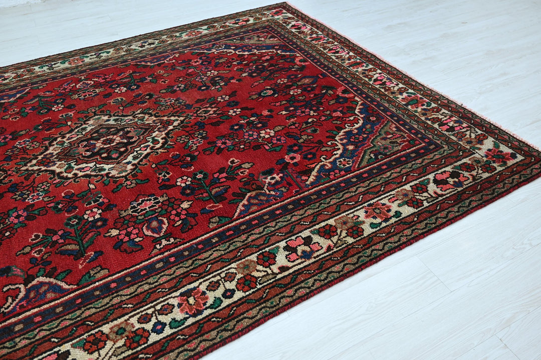 red Large rug 6' 9" x 9' 5"