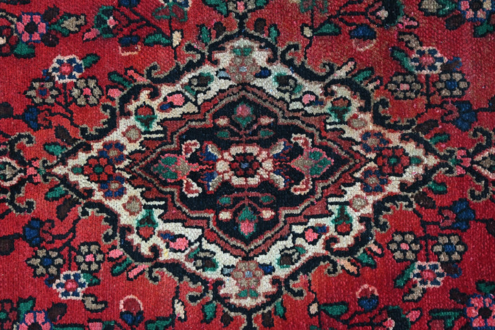 red Large rug 6' 9" x 9' 5"