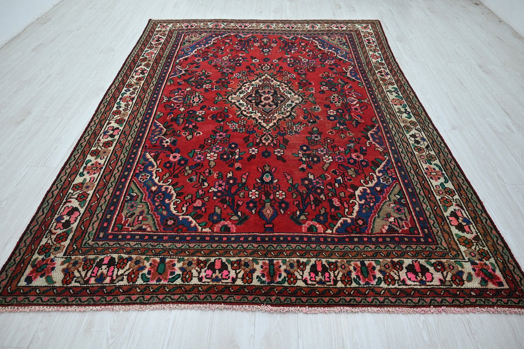 red Large rug 6' 9" x 9' 5"