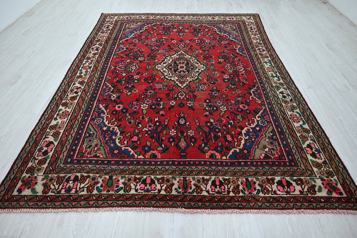 red Large rug 6' 9" x 9' 5"