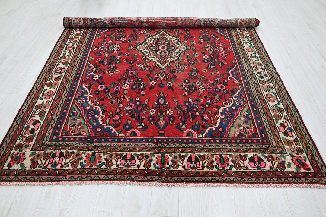 red Large rug 6' 9" x 9' 5"