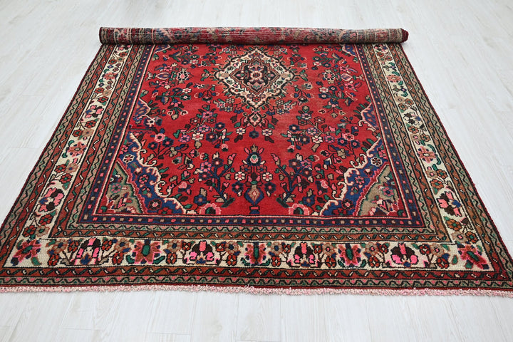 red Large rug 6' 9" x 9' 5"