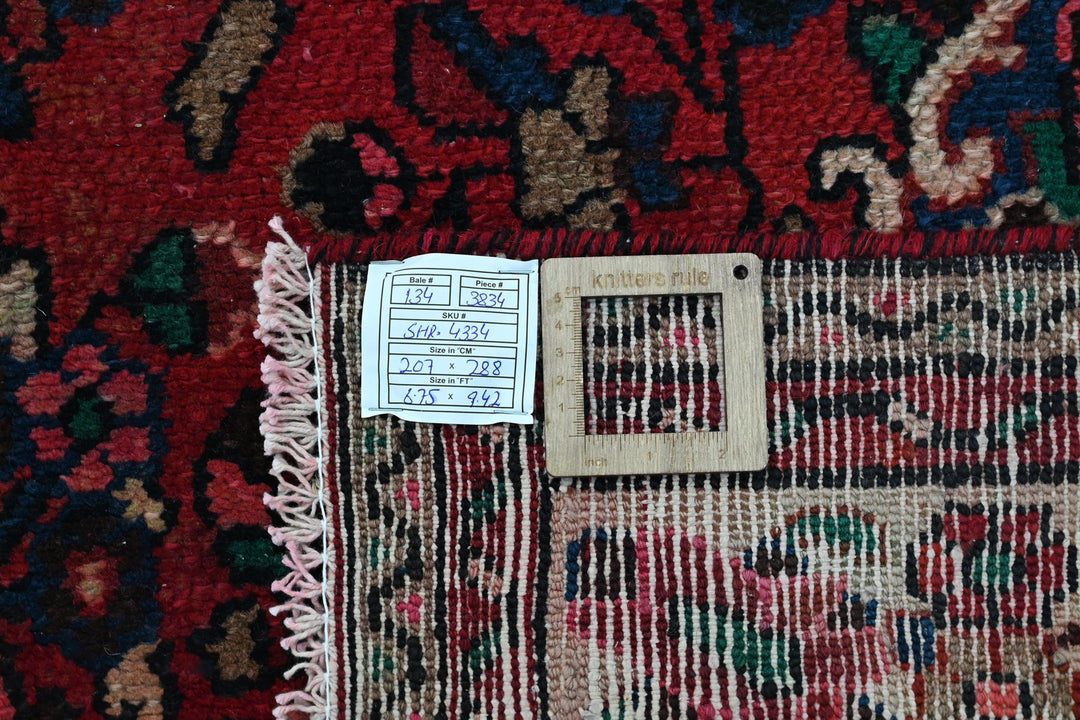 red Large rug 6' 9" x 9' 5"
