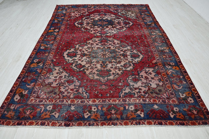 red Large rug 6' 9" x 9' 9"