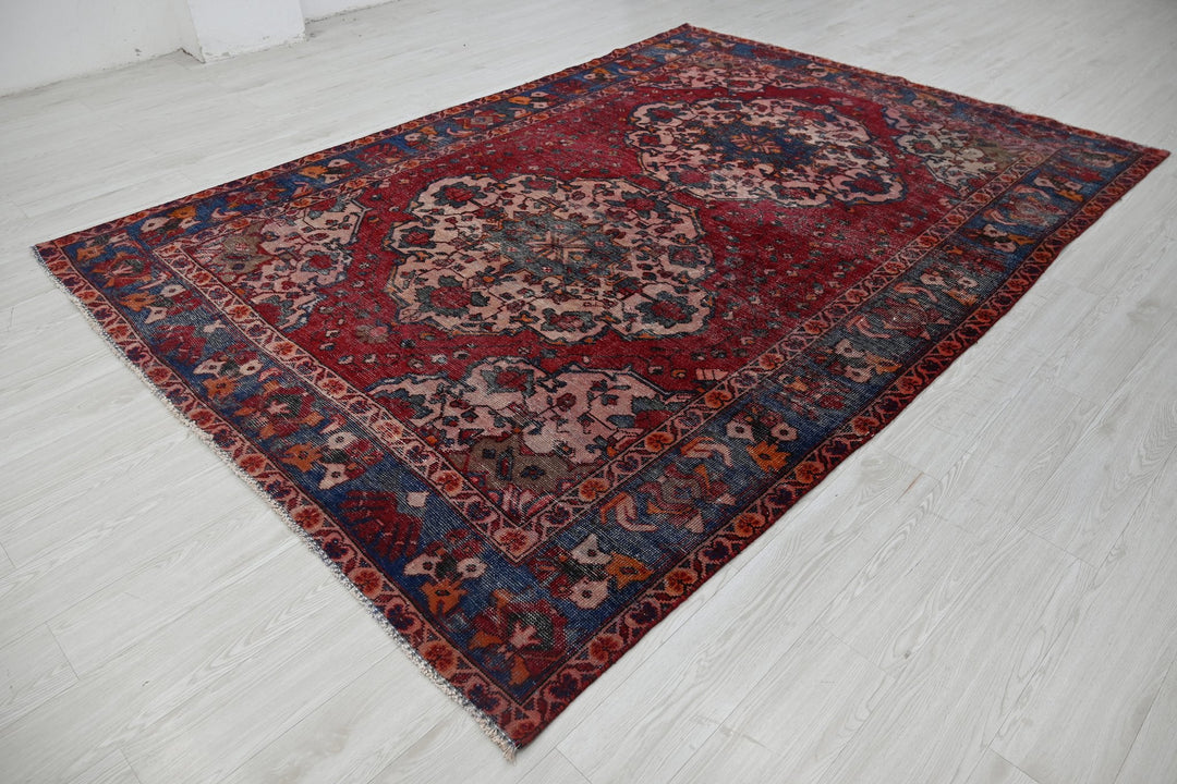 red Large rug 6' 9" x 9' 9"