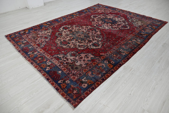 red Large rug 6' 9" x 9' 9"