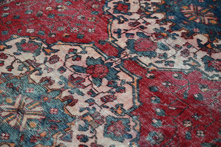 red Large rug 6' 9" x 9' 9"