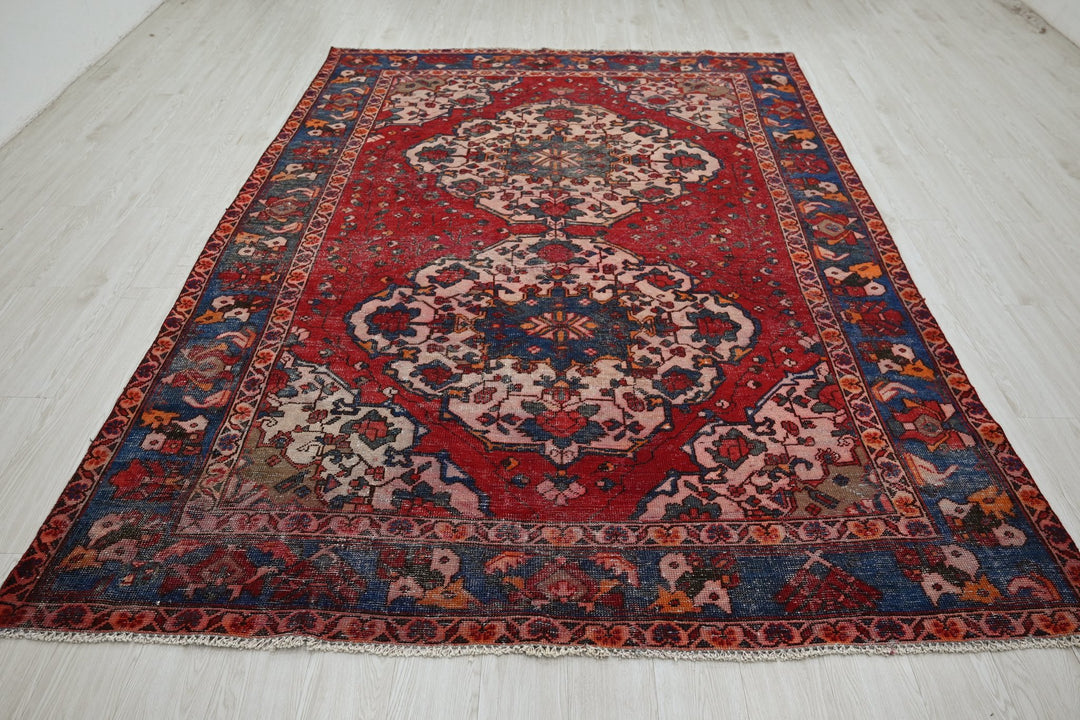 red Large rug 6' 9" x 9' 9"