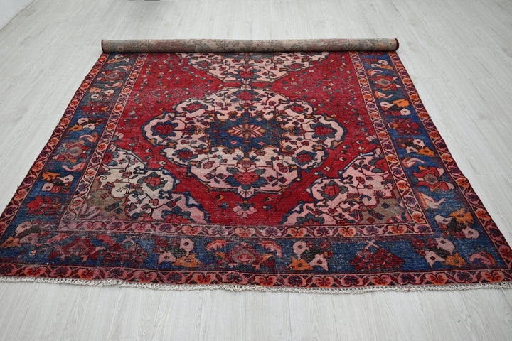 red Large rug 6' 9" x 9' 9"