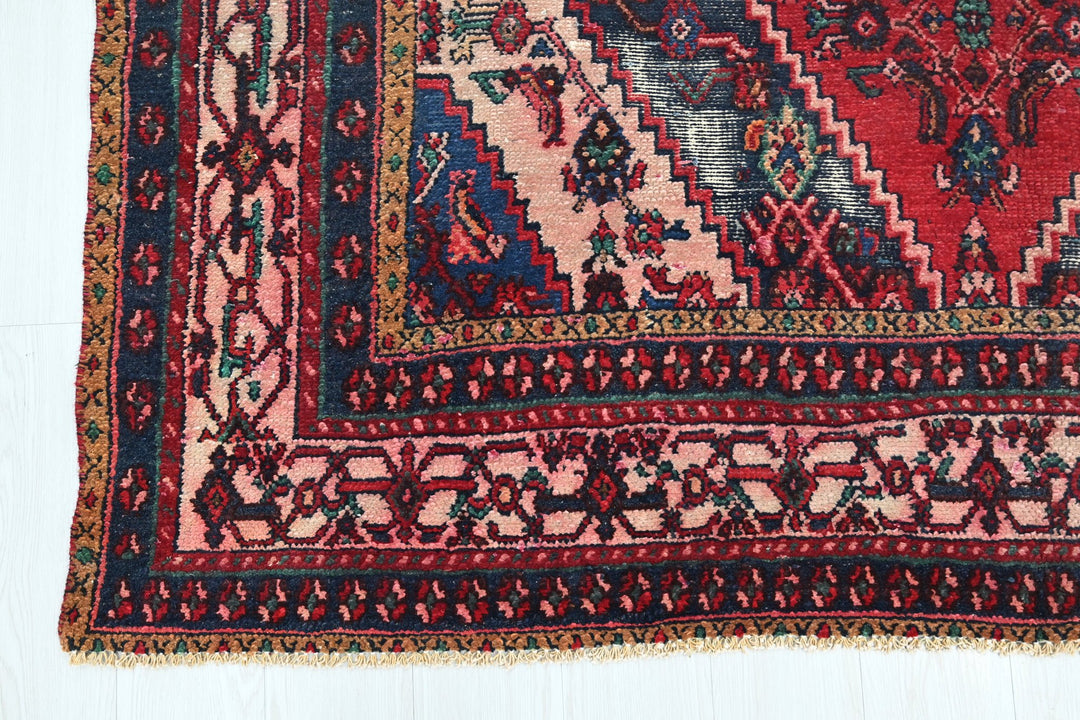 red Large rug 6' 7" x 9' 11"