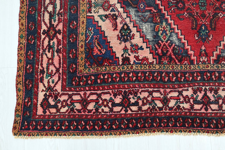 red Large rug 6' 7" x 9' 11"