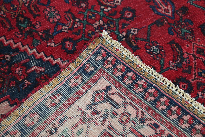 red Large rug 6' 7" x 9' 11"
