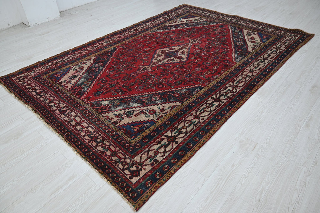 red Large rug 6' 7" x 9' 11"