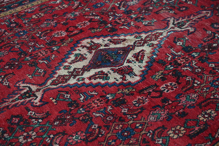 red Large rug 6' 7" x 9' 11"