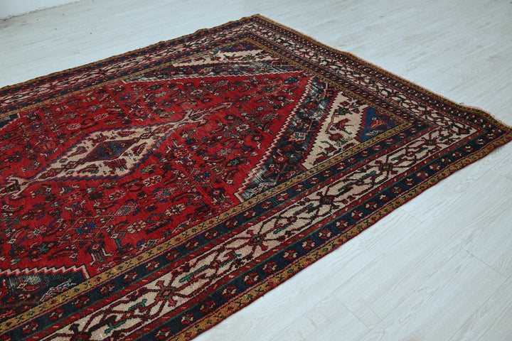 red Large rug 6' 7" x 9' 11"